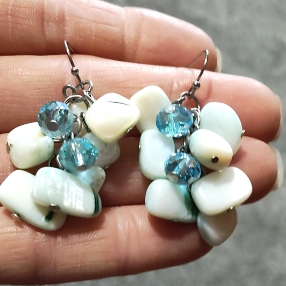 VINTAGE MILKY WHITE SHELL STONE CHIPS BLUE CRYSTAL DANGLE HOOK 1.5" EARRINGS - Picture 5 of 9